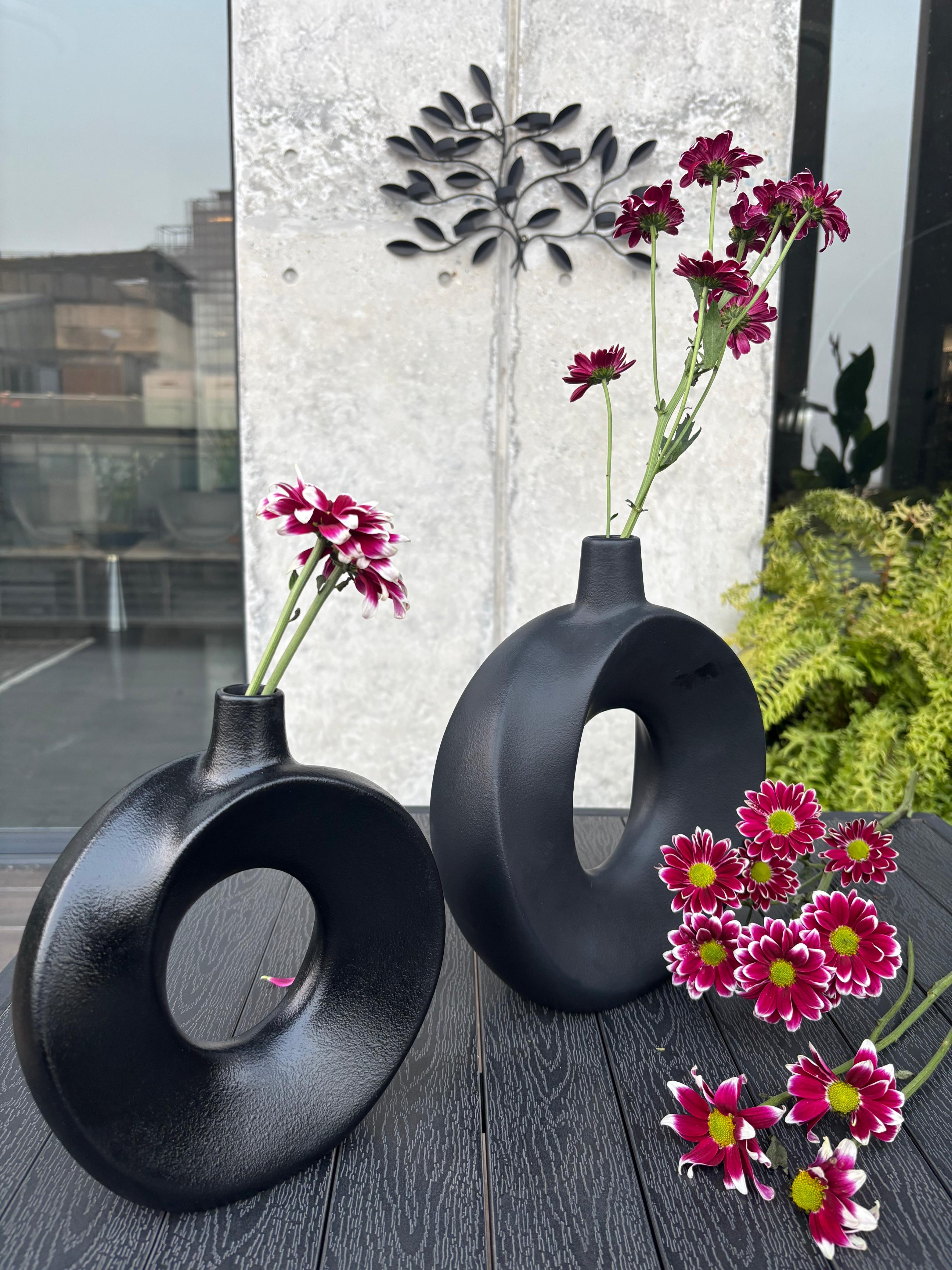 Black Donught Vase