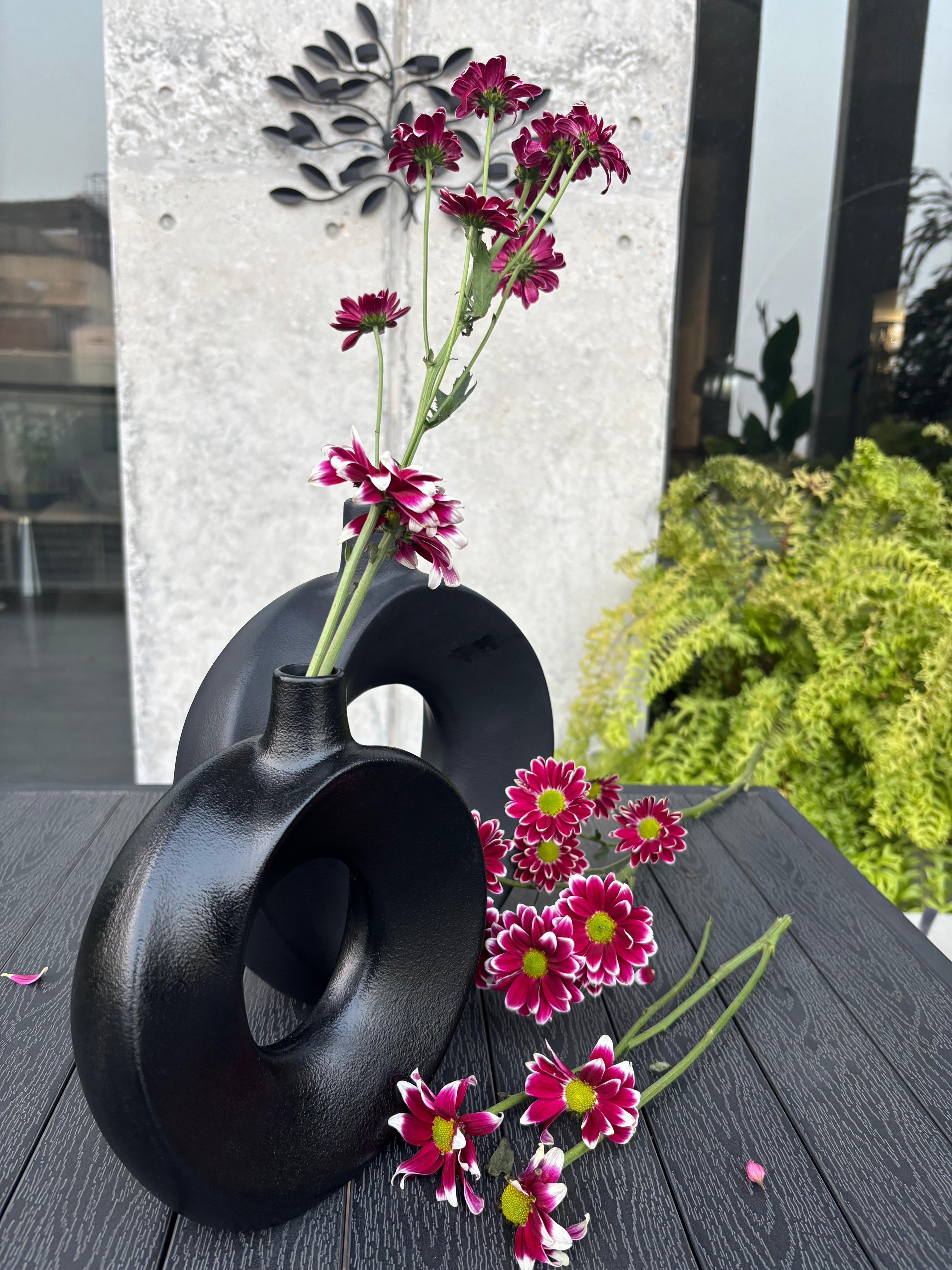 Black Donught Vase