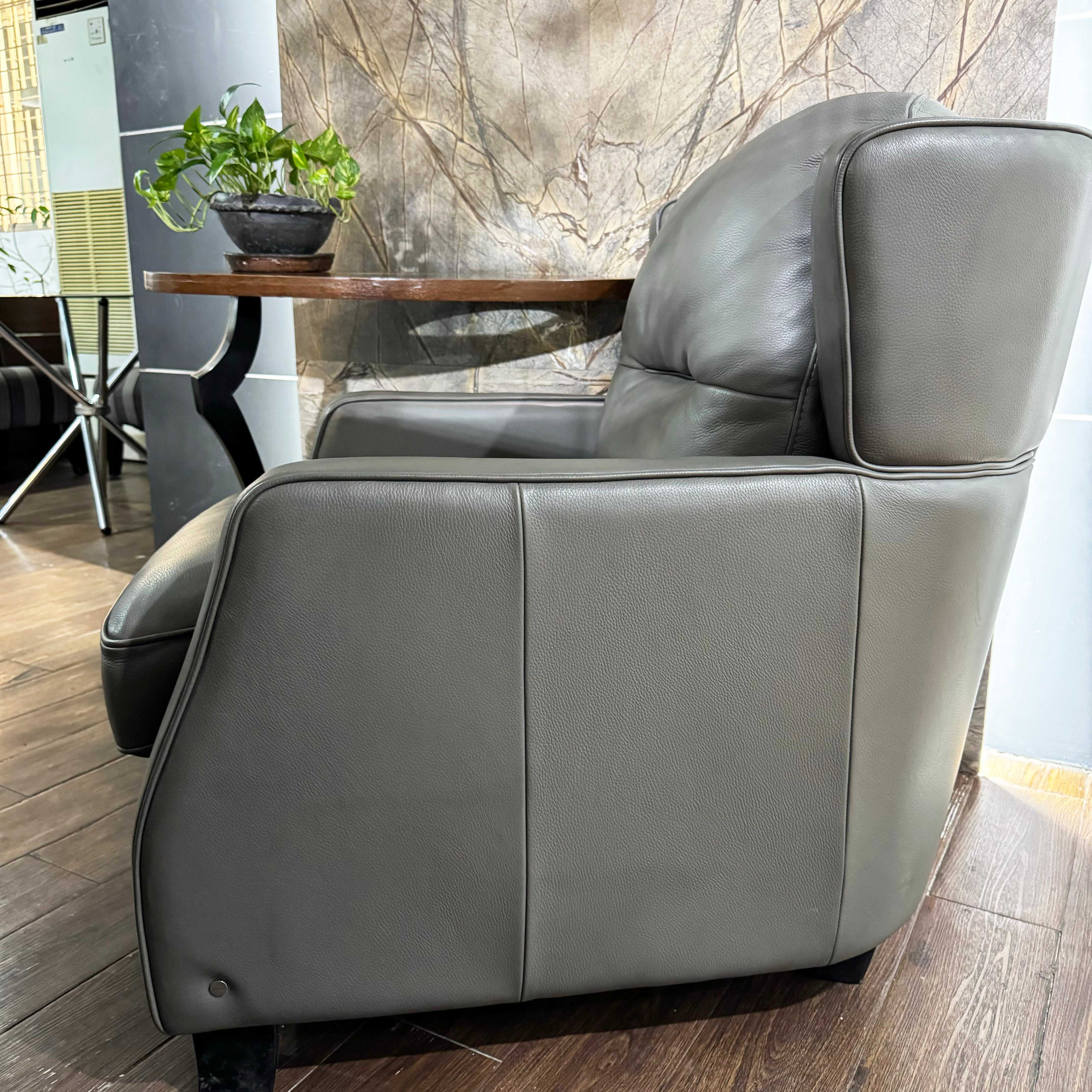 Original Lorenzo One-Seater Leather Sofa