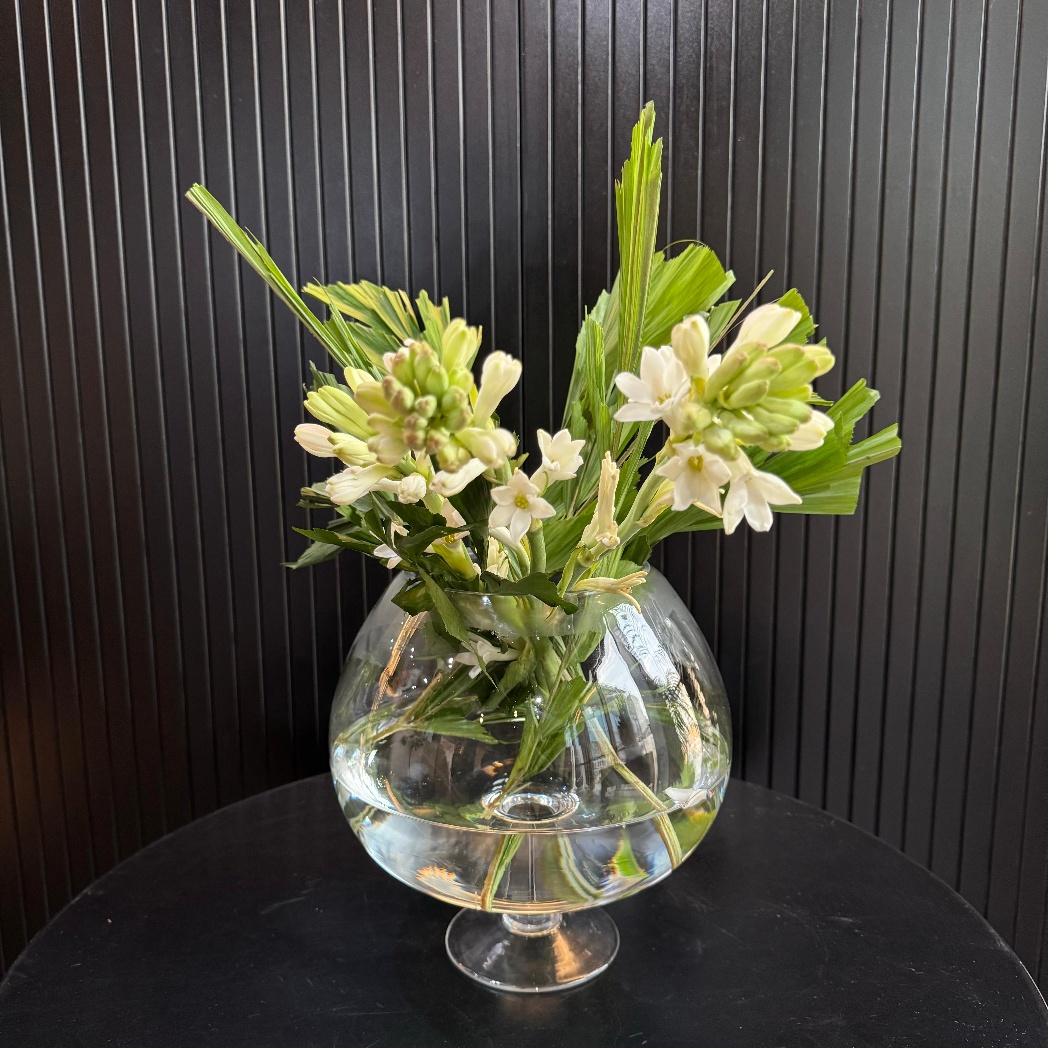 Transparent fish bowl- shaped glass vase