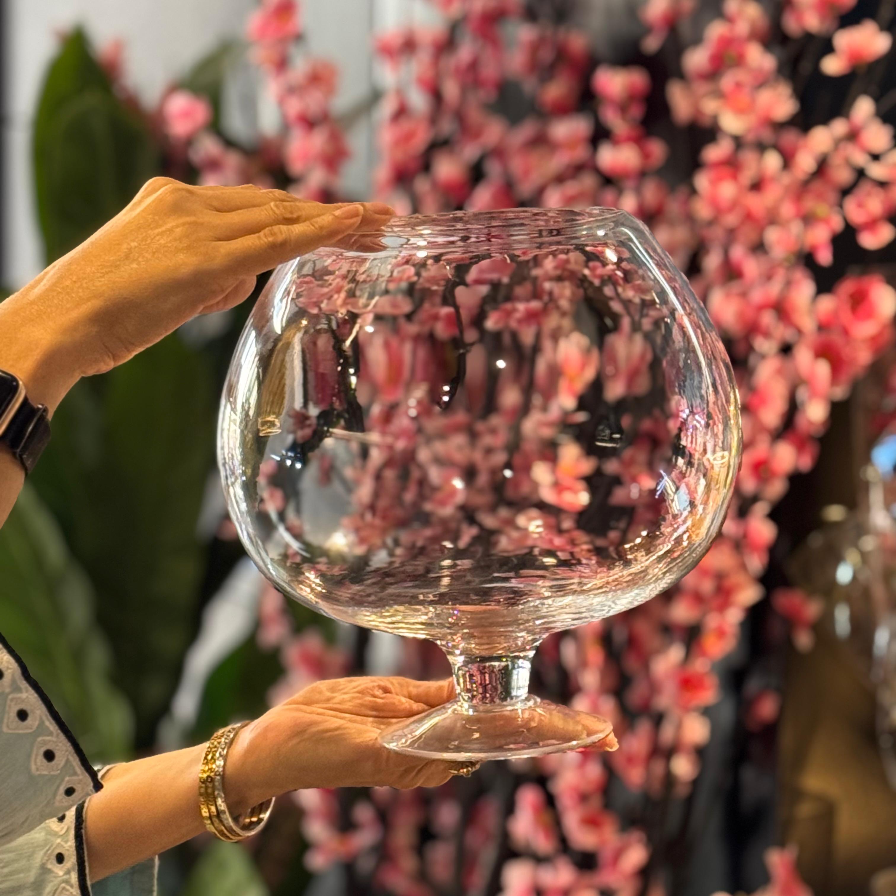 Transparent fish bowl- shaped glass vase