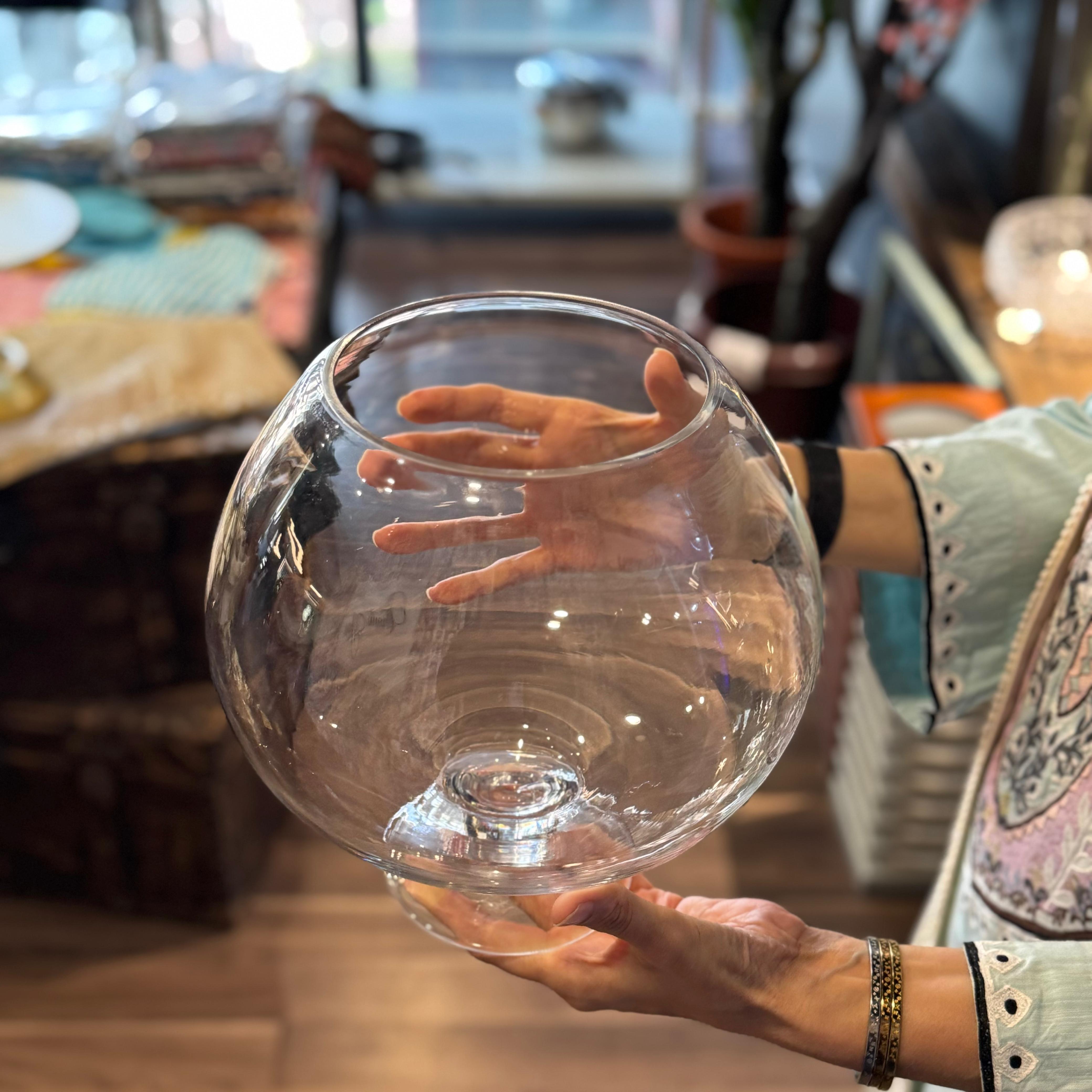 Transparent fish bowl- shaped glass vase