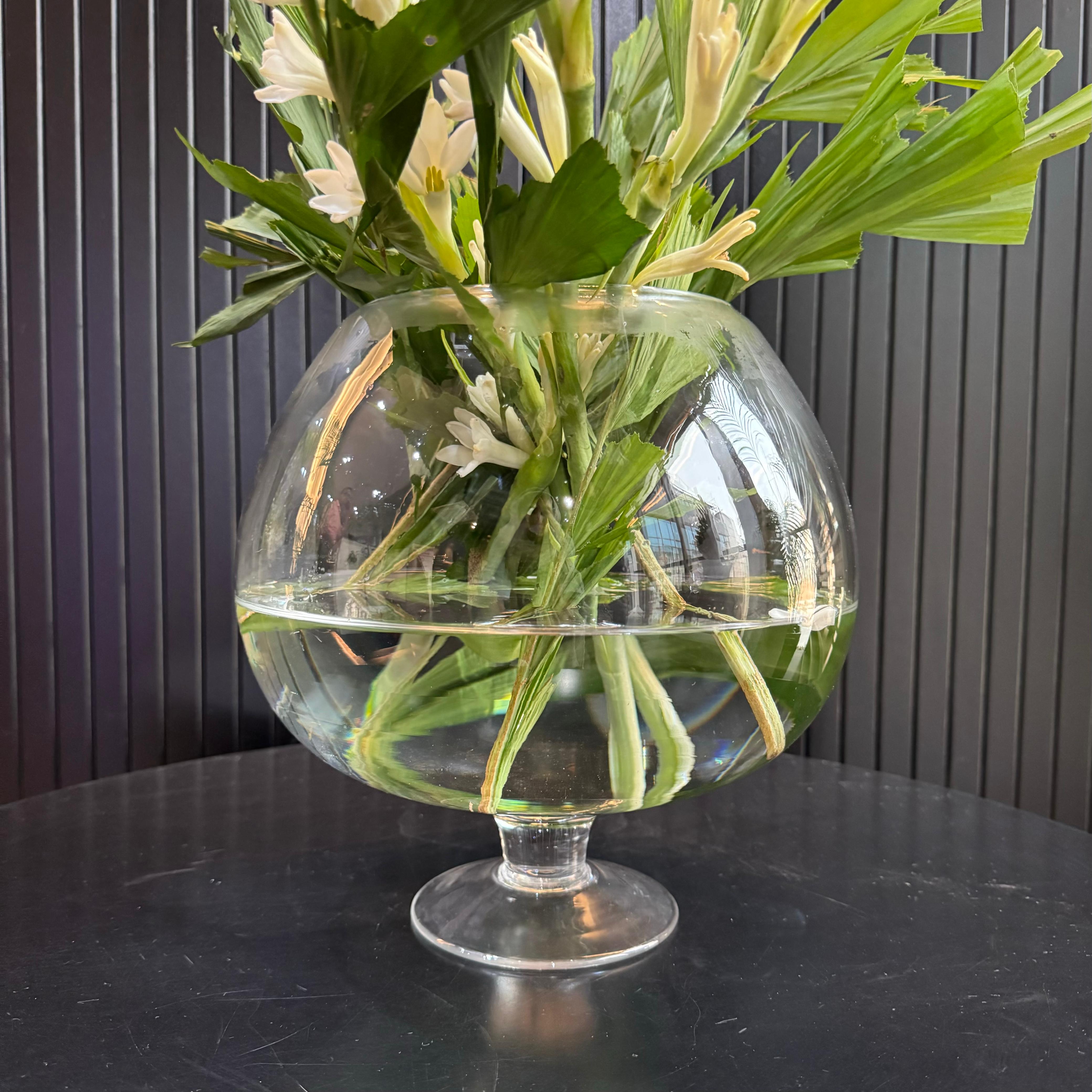 Transparent fish bowl- shaped glass vase